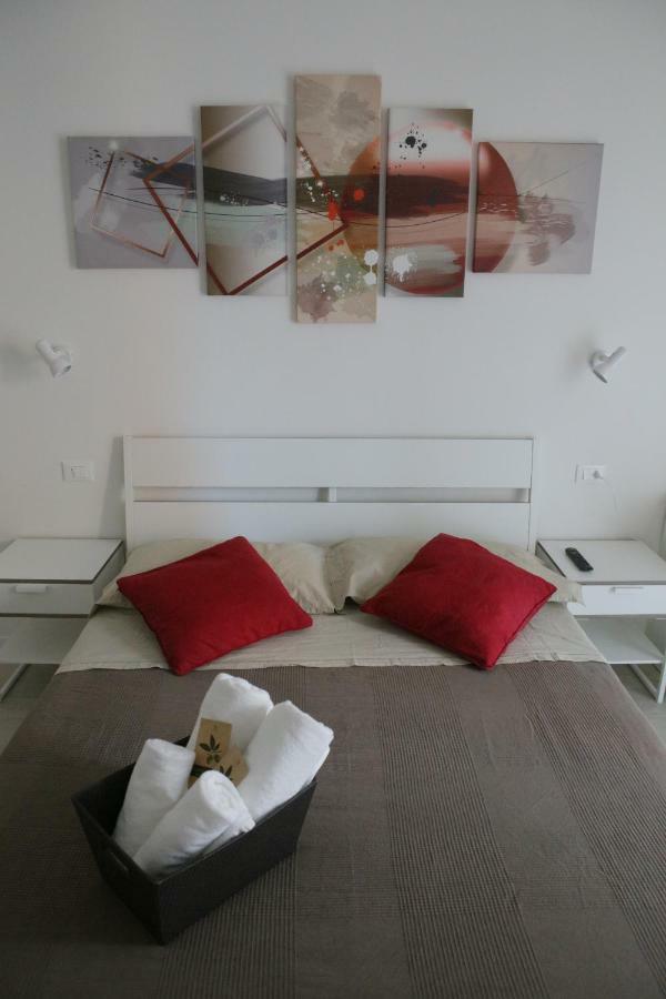Soleluna Fiera 6 Rooms Bologna Luaran gambar