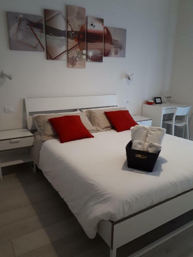 Soleluna Fiera 6 Rooms Bologna Luaran gambar